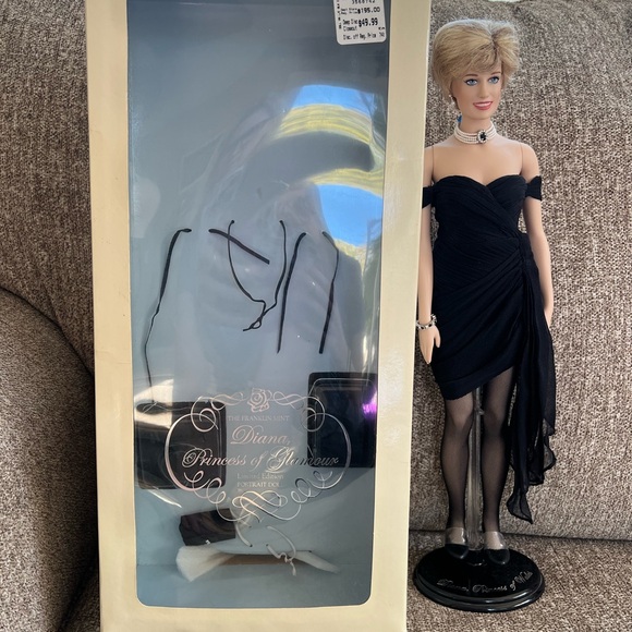 The Franklin Mint—Diana, Princess of Glamour 
Limited Edition Portrait Doll - Picture 7 of 9